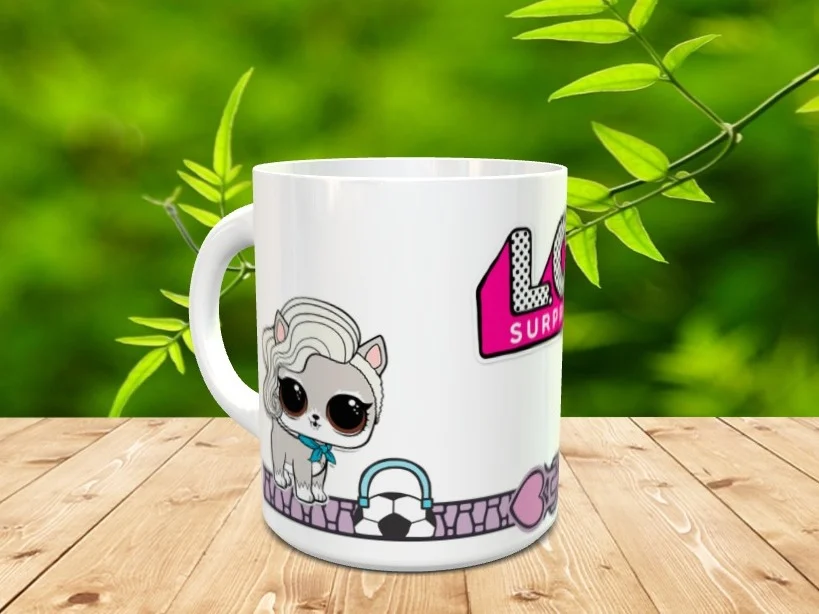 Taza de cerámica blanca decorada con un personaje de LOL Surprise y el logotipo de la marca, apoyada sobre una superficie de madera con vegetación de fondo.