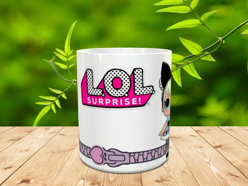 Taza de cerámica blanca con el logotipo de LOL Surprise y un personaje impreso, apoyada sobre una superficie de madera con fondo natural difuminado.