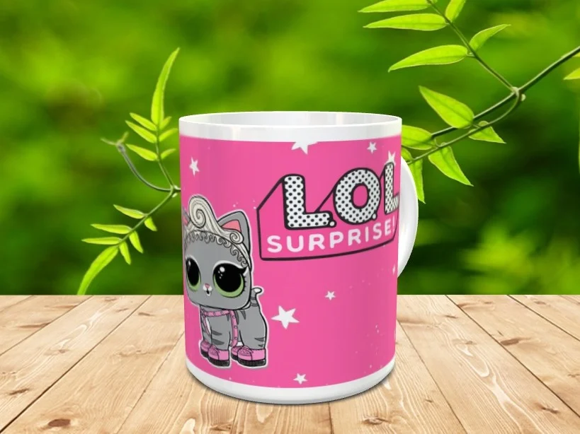 Taza de cerámica blanca con un personaje felino y el logotipo de LOL Surprise sobre fondo rosa, apoyada en una superficie de madera.