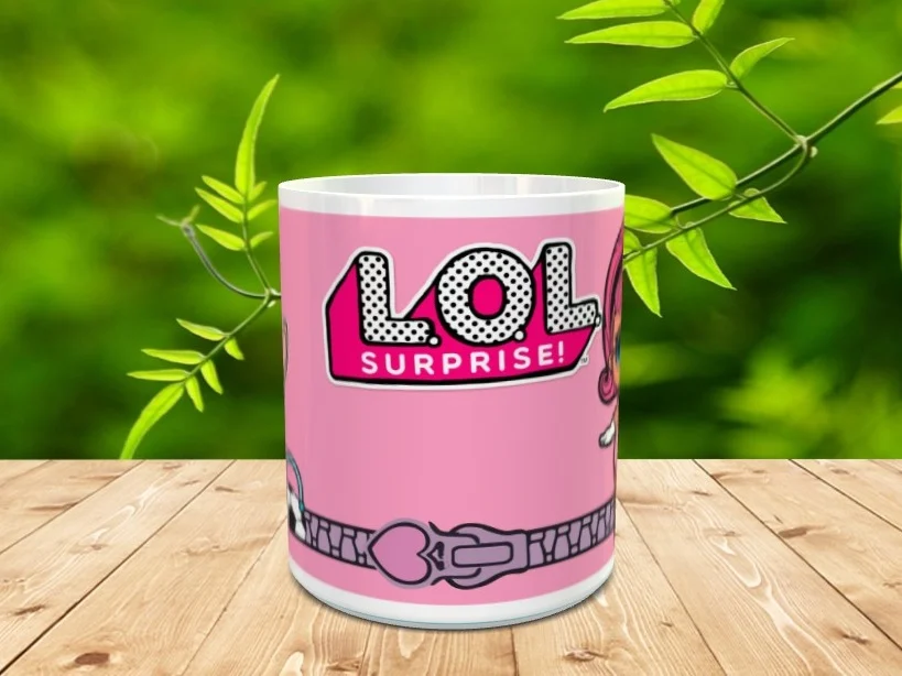 Taza de cerámica blanca decorada con el logotipo de LOL Surprise y un simpático personaje sobre un fondo rosa. Ref. lol-4xx