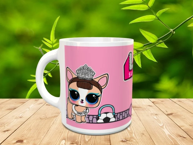 Taza de cerámica blanca decorada con un personaje perruno con corona y un balón sobre fondo rosa, junto al logotipo y cremallera. Ref. lol-4xxx