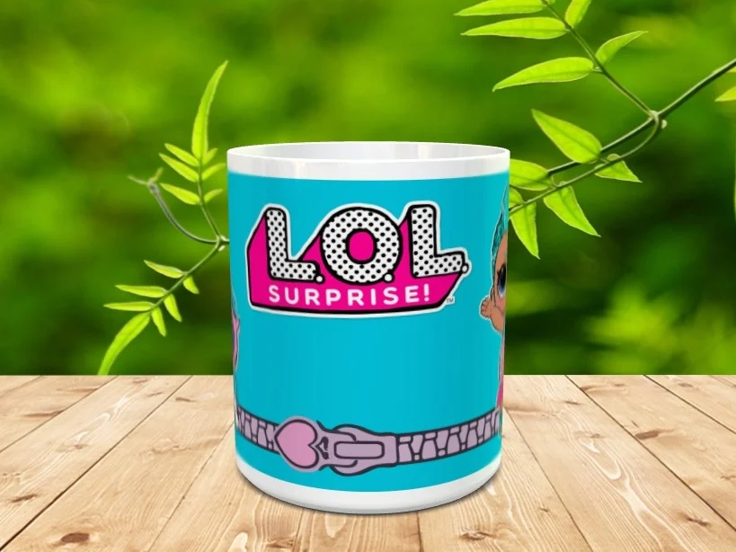 Taza de cerámica blanca con el logotipo de LOL Surprise y un personaje sobre fondo turquesa con detalle de cremallera en la base.