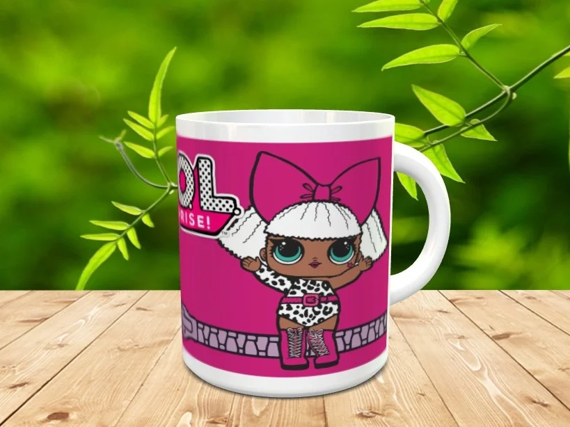 Taza de cerámica blanca decorada con el logotipo de LOL Surprise, un simpático personaje con lazo rosa y un detalle de cremallera sobre fondo fucsia, situada sobre una superficie de madera.