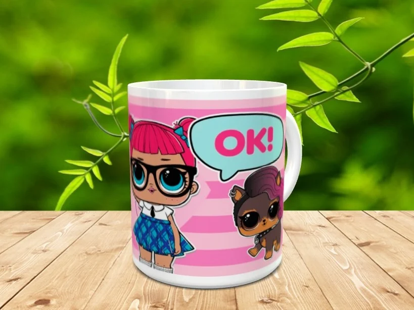 Taza de cerámica blanca decorada con franjas rosas, un personaje infantil con gafas y su mascota junto al texto OK! Ref. lol-9x