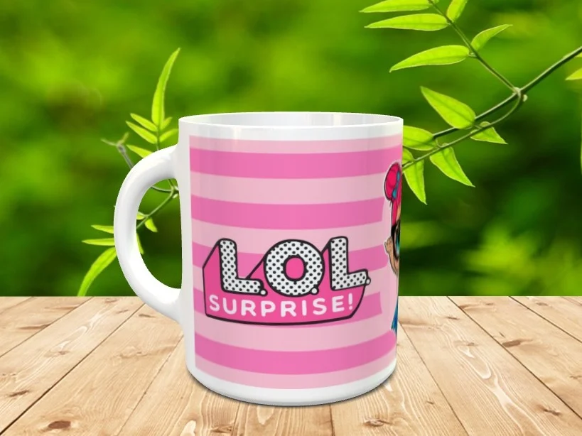 Taza de cerámica blanca decorada con franjas rosas, el logotipo de LOL Surprise y un personaje lateral, sobre superficie de madera.