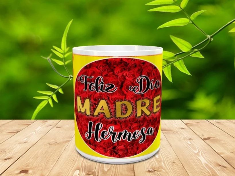 Taza blanca de cerámica personalizada con diseño floral de rosas rojas y fondo amarillo, mostrando el mensaje Feliz Día Madre Hermosa sobre una superficie de madera.