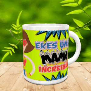 Taza blanca de ceramica con un diseño de superheroina y texto estilo comic sobre fondo verde brillante, situada sobre una superficie de madera.