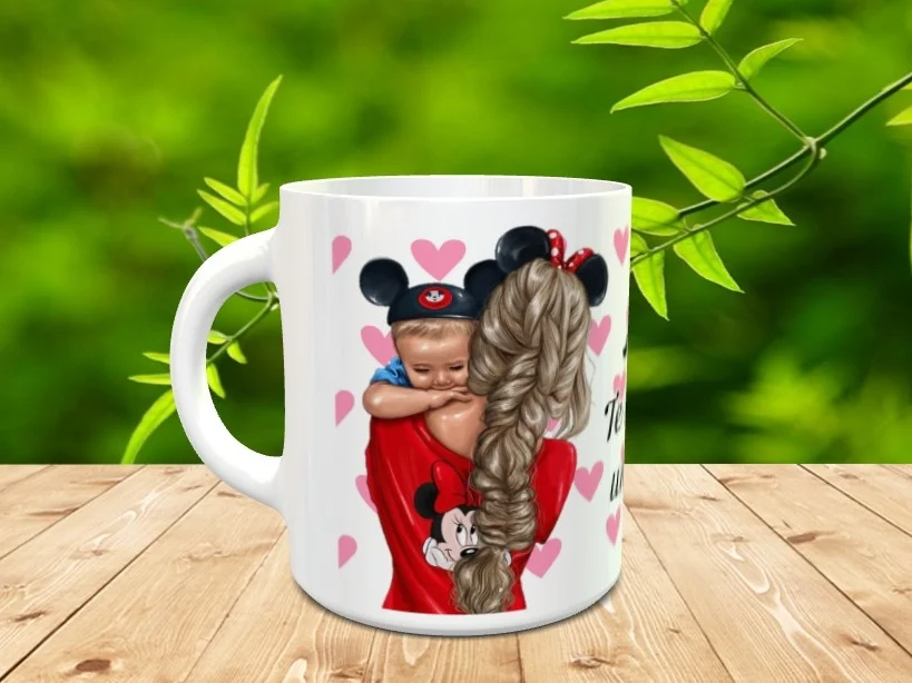 Taza blanca de cerámica personalizada con ilustración de una madre con una larga trenza y un niño en brazos, sobre un fondo con corazones.