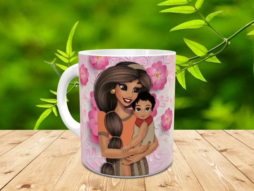 Taza blanca de cerámica personalizada con una ilustración de una madre sosteniendo a su hijo sobre un fondo rosa con flores.