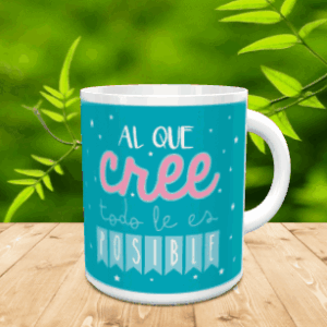 Taza de cerámica blanca con diseño motivacional sobre fondo azul y texto en tonos claros, apoyada sobre una superficie de madera.