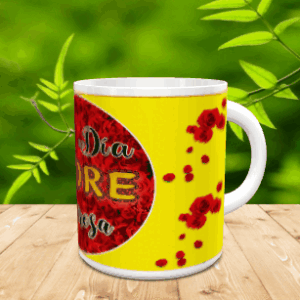 Taza blanca de cerámica con diseño amarillo y círculo de rosas rojas con texto legible, sobre superficie de madera y fondo verde difuminado.