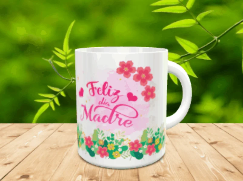 Taza blanca de cerámica personalizada con un diseño floral y la frase Feliz día Madre sobre una superficie de madera.