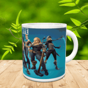 Taza de cerámica blanca ilustrada con varios personajes del popular videojuego sobre fondo azulado, apoyada sobre una superficie de madera.