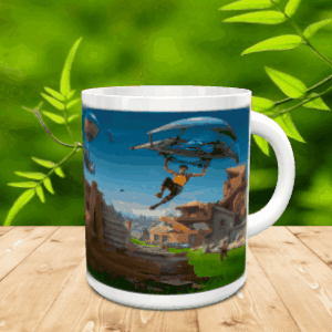 Taza de cerámica blanca ilustrada con un personaje descendiendo en ala delta en un paisaje del videojuego Fortnite.