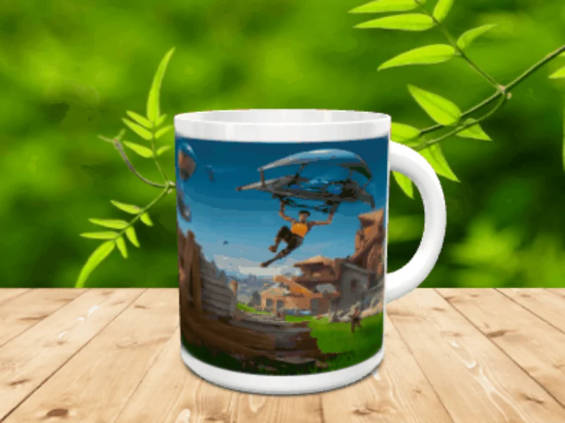 Taza de cerámica blanca ilustrada con un personaje descendiendo en ala delta en un paisaje del videojuego Fortnite.