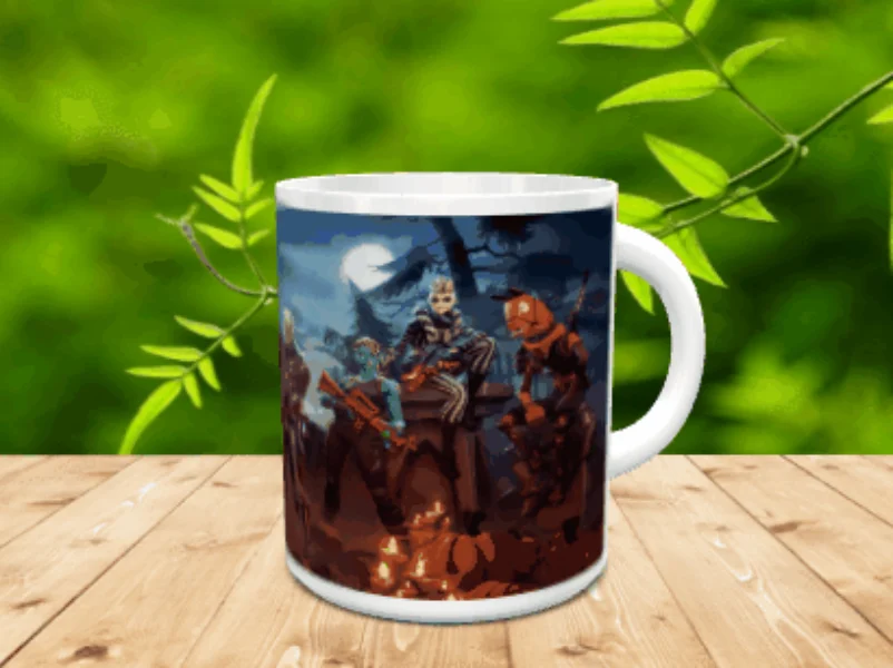 Taza de cerámica blanca ilustrada con varios personajes del videojuego alrededor de una hoguera sobre fondo oscuro, reposando en una superficie de madera.