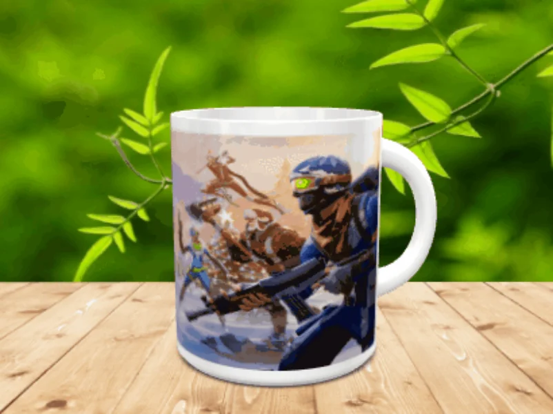 Taza de cerámica blanca decorada con varios personajes de videojuegos en acción sobre superficie de madera.