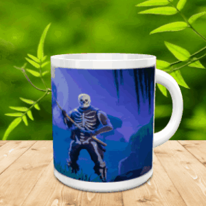 Taza de cerámica blanca con diseño de personaje esquelético de Fortnite sobre fondo azul oscuro, apoyada en superficie de madera con vegetación al fondo.
