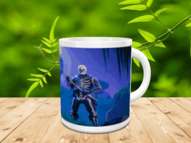 Taza de cerámica blanca con diseño de personaje esquelético de Fortnite sobre fondo azul oscuro, apoyada en superficie de madera con vegetación al fondo.