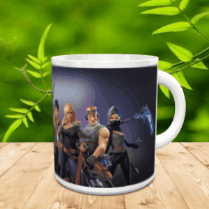 Taza de cerámica blanca con diseño de varios personajes de Fortnite sobre fondo oscuro, colocada sobre una superficie de madera y fondo natural difuminado.