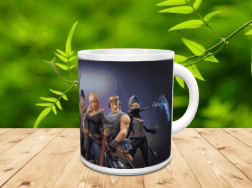 Taza de cerámica blanca con diseño de varios personajes de Fortnite sobre fondo oscuro, colocada sobre una superficie de madera y fondo natural difuminado.