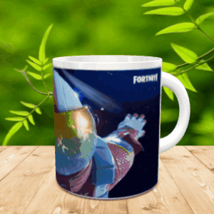 Taza de cerámica blanca con una ilustración inspirada en Fortnite en tonos oscuros sobre una superficie de madera y fondo verde difuminado. Ref. fortnite-8x