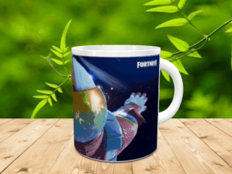 Taza de cerámica blanca con una ilustración inspirada en Fortnite en tonos oscuros sobre una superficie de madera y fondo verde difuminado. Ref. fortnite-8x