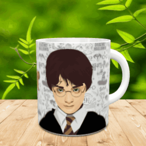 Taza blanca de cerámica personalizada con una ilustración de un joven mago con gafas, corbata y fondo gris con motivos mágicos, situada sobre una superficie de madera.
