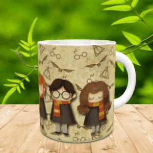 Taza blanca de cerámica personalizada con una ilustración de tres jóvenes magos con bufandas a rayas sobre fondo con motivos mágicos.