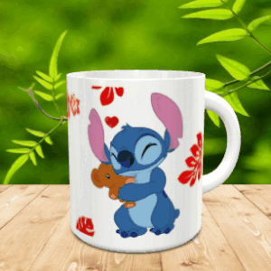 Taza de cerámica blanca decorada con el personaje de Stitch abrazando un osito y detalles rojos sobre una superficie de madera.