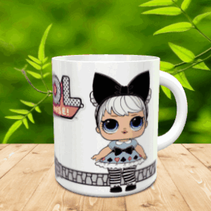 Taza blanca de cerámica decorada con un personaje de LOL Surprise y detalles gráficos sobre fondo de madera.