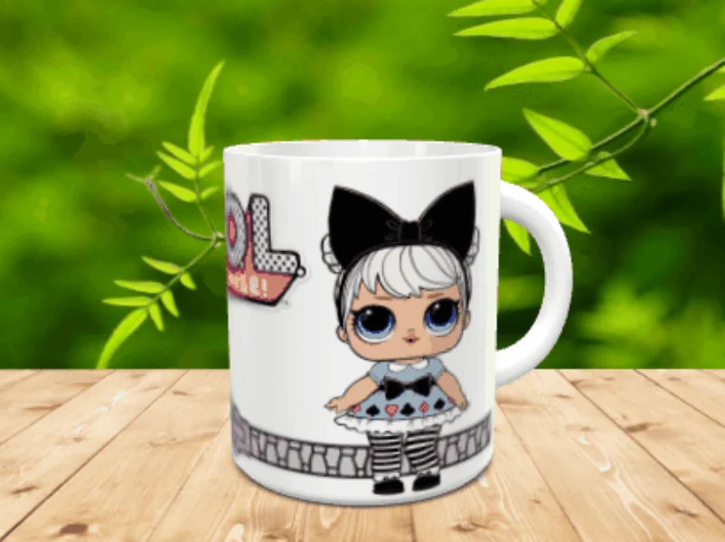 Taza blanca de cerámica decorada con un personaje de LOL Surprise y detalles gráficos sobre fondo de madera.
