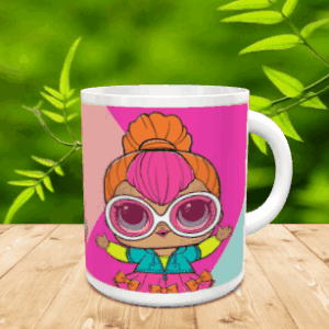Taza de cerámica blanca con un personaje infantil de gafas grandes y pelo naranja sobre fondo rosa y turquesa, apoyada en una superficie de madera.