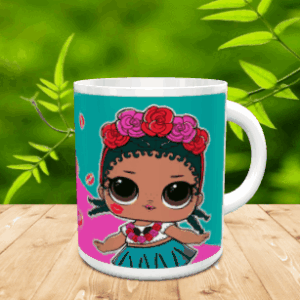 Taza de cerámica blanca con un personaje infantil con corona de flores sobre fondo turquesa y rosa, apoyada en una superficie de madera.