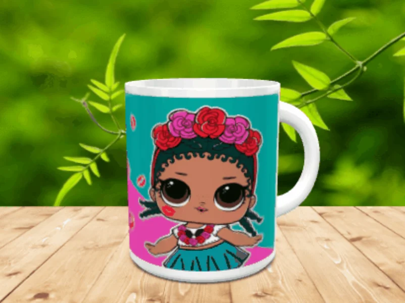 Taza de cerámica blanca con un personaje infantil con corona de flores sobre fondo turquesa y rosa, apoyada en una superficie de madera.