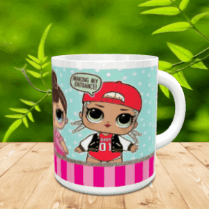 Taza de ceramica blanca con personajes infantiles sobre fondo turquesa con lunares blancos reposando sobre superficie de madera
