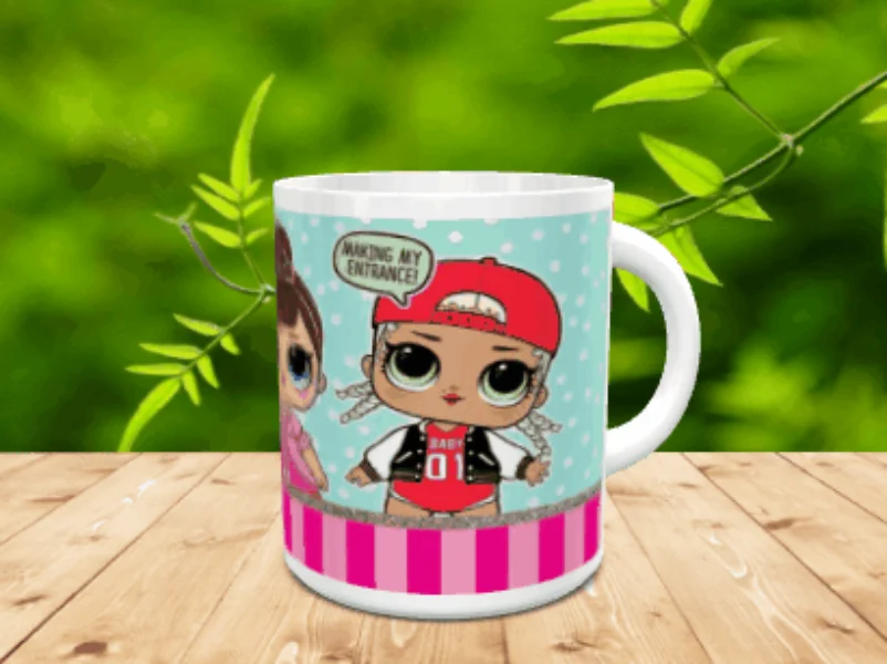 Taza de ceramica blanca con personajes infantiles sobre fondo turquesa con lunares blancos reposando sobre superficie de madera
