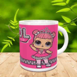 Taza de cerámica blanca decorada con un personaje de pelo rosa con tiara, logotipo parcial y cremallera sobre fondo rosa, apoyada en una superficie de madera.