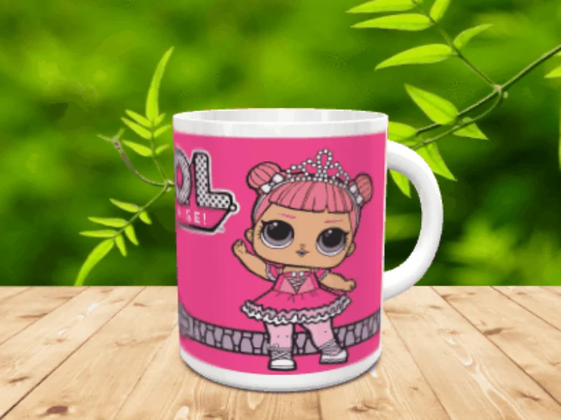 Taza de cerámica blanca decorada con un personaje de pelo rosa con tiara, logotipo parcial y cremallera sobre fondo rosa, apoyada en una superficie de madera.