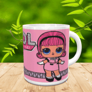 Taza de cerámica blanca con un personaje de pelo rosa sobre fondo rosa y detalle de cremallera ref lol-4x