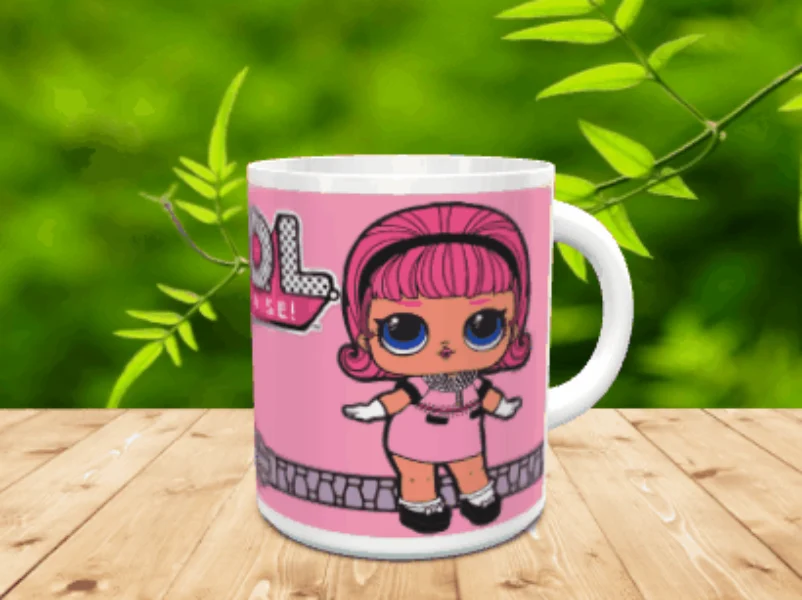 Taza de cerámica blanca con un personaje de pelo rosa sobre fondo rosa y detalle de cremallera ref lol-4x