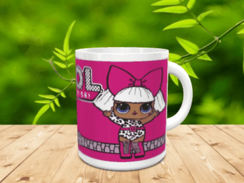 Taza de ceramica blanca decorada con un personaje de orejas de lazo sobre fondo fucsia y motivo de cremallera ref lol-6x