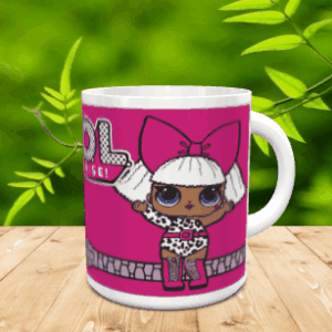 Taza de cerámica blanca con un diseño de un personaje sobre fondo rosa y detalles de cremallera, colocada sobre una superficie de madera.