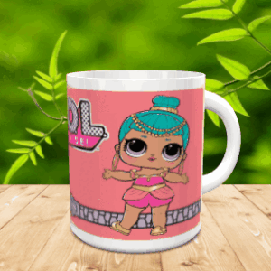 Taza de cerámica blanca con un personaje de pelo azul y vestido rosa sobre fondo rosa con motivo de cremallera.
