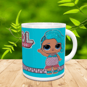 Taza de cerámica blanca con un personaje de pelo azul y texto sobre fondo turquesa, situada sobre una superficie de madera.