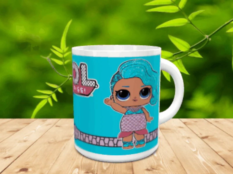 Taza de cerámica blanca con un personaje de pelo azul y texto sobre fondo turquesa, situada sobre una superficie de madera.