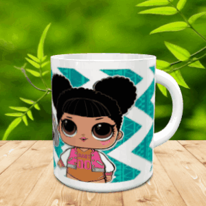 Taza de cerámica blanca con un personaje de pelo recogido en dos moños sobre fondo turquesa con motivos geométricos ref lol-15x