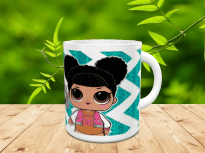 Taza de cerámica blanca con un personaje de pelo recogido en dos moños sobre fondo turquesa con motivos geométricos ref lol-15x
