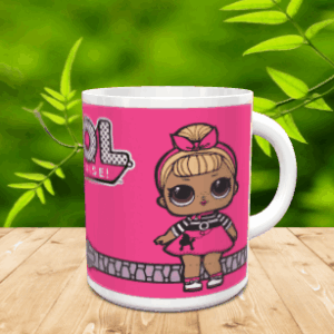 Taza de cerámica blanca con un simpático personaje de pelo rubio y parte del logotipo sobre fondo rosa, colocada sobre una superficie de madera.