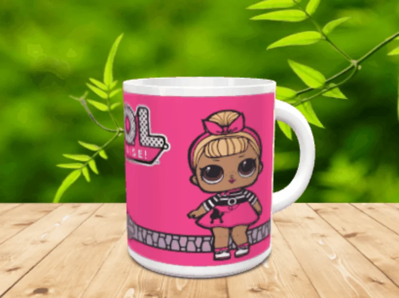 Taza de cerámica blanca con un simpático personaje de pelo rubio y parte del logotipo sobre fondo rosa, colocada sobre una superficie de madera.
